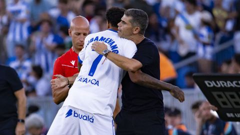 Aubameyang y Antonio Hidalgo se abrazan tras el empate del domingo