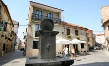 La plaza de As Rodas se ha convertido en uno de los puntos de tapeo y copas de Cambados. 