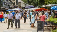 Animaci�n en el mercado de Carballo, este domingo 12 de julio