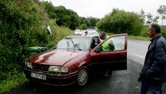 Un �rbol cae sobre un coche en Cesuras