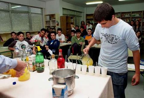 Una actividad en el Mac�as Namorado de Padr�n para conocer bebidas alternativas al alcohol.