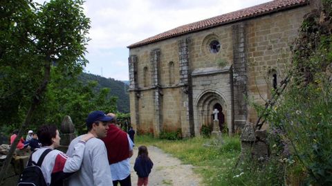 Visitantes en la iglesia de Pombeiro, en Pantón