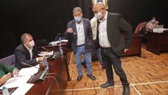 Rafa Dom�nguez (PP), Miguel Anxo Fern�ndez Lores (BNG) y Tino Fern�ndez (PSOE), en un pleno de octubre del 2020