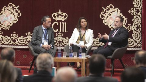 La directora Oviedo Oficina Principal de Abanca, Luc�a Rojo, el economista del Instituto Espa�ol de Analistas, Javier Santacruz, y el presidente de IDESA, Jes�s Alonso,, durante el encuentro organizado por la Asociaci�n para el Progreso de la Direcci�n