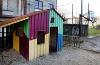 La caseta fue uno de los lugares del patio en los que se encontraron preservativos usados.