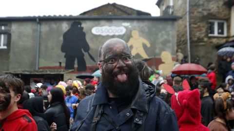 Un hombre muestra las huellas del Oso de Salcedo en su cara