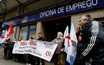 Protesta contra la reforma laboral frente a la oficina de empleo de Monforte.