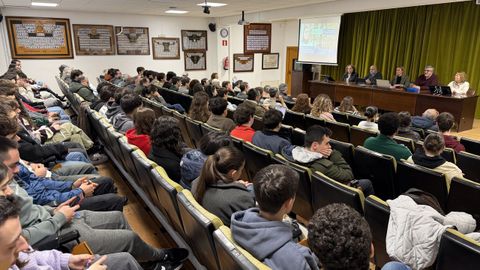 Maite Flores. La catedr�tica de �ptica apost� por visitar F�sica y Psicolox�a, donde present� un programa con 400 iniciativas creado despu�s de �centos de conversas coa comunidade universitaria�