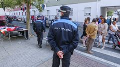 Un patrulla de la Polic�a Local recorre a pie todo el d�a el barrio de Recimil