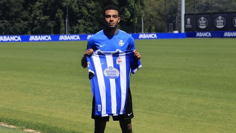 Bright Ede, jugador del Deportivo, posando con la camiseta durante su presentaci�n.