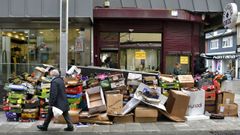 Basura acumulada en la calle en febrero del 2024, cuatro meses antes de la huelga convocada por el STL