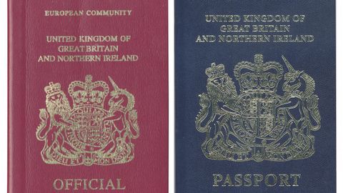 El actual pasaporte britanico junto al antiguo, que se recuperar tras el brexit