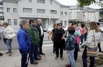 Varios padres mostraron su apoyo a las dos afectadas delante de comisar�a. 