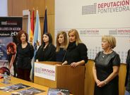 La presidenta de la Diputaic�n, Carmela Silva, Isaua Abelairas (derecha) y las artistas del proyecto. 