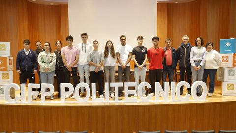 Parte del alumnado del Politcnico de Lugoque particip en el Galicia Skills, con algunos de sus profesores y tutores.