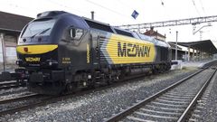 Una locomotora de mercanc�as en la estaci�n de Monforte