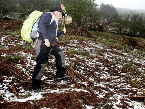 Un peregrino camina sobre una ligera nevada en O Poio.