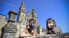 Pol Noguerol y Zoe Ferreiros, pareja residente en Santiago, cambiaron su plan de viajar a Barcelona por una casa rural en Rianxo