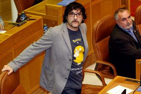 Fajardo, de AGE, con la camiseta de Pokmon.