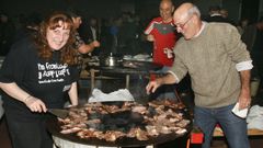 Preparaci�n de una pancetada en un magosto celebrado en el pabell�n deportivo de Pant�n, en una imagen de archivo