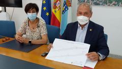 Jos� Tom�, acompa�ado por la teniente de alcalde Gloria Prada, muestra un plano de la calle Roberto Baamonde en la presentaci�n del plan de reforma, que se financiar� con fondos municipales