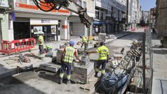 Trabajos de colocaci�n de piedra en la calle de la Iglesia a finales de la pasada semana.