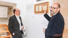 Anxo M. Lorenzo escucha las explicaciones sobre la muestra que ofrece Iv&aacute;n Rodr&iacute;guez.