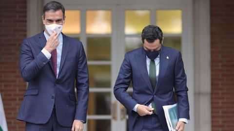 El presidente del Gobierno, Pedro Sánchez, y el presidente de la Junta de Andalucía, Juan Manuel Moreno Bonilla, este jueves, en la escalinata de la Moncloa