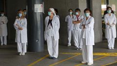 Trabajadores sanitarios, en la entrada del Hospital Montecelo de Pontevedra
