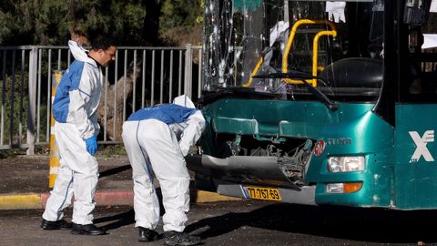 La polic�a israel� inspecciona un autob�s da�ado por una de las explosiones