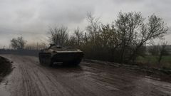 Un tanque ucraniano avanza por un camino del frente de Bajmut