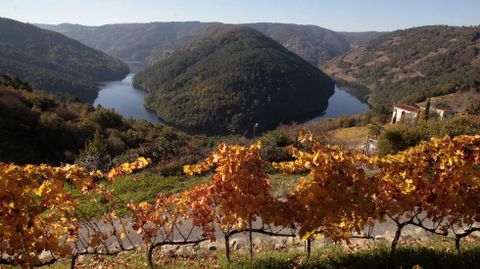 El Cabo do Mundo (Chantada), visto desde una via en lo alto de A Cova (O Saviao)