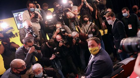 Oriol Junqueras, ayer en Badalona rodeado de fotgrafos