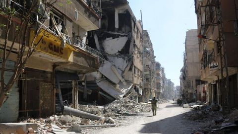 Un soldado sirio patrulla por el pueblo de Harasta, junto a Damasco (Siria)