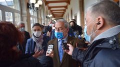 El presidente de la Diputaci�n, Jos� Tom�, a la salida del pleno en el que se aprob� el Plan �nico