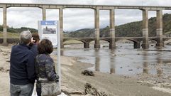 La sequ�a ha dejado im�genes incre�bles, como la vista del viejo Portomar�n por la ca�da de agua en Belesar