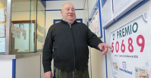 José Antonio Lorenzana, con el letrero que anuncia el segundo premio del sorteo del jueves.
