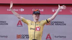 El ciclista noruego Andreas Leknessund celebra su victoria en el podio en la s�ptima etapa de La Vuelta a Espa�a.
