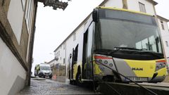 Cinco heridos al salirse de la v�a un autob�s urbano en Santiago