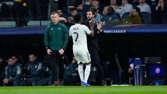 Vinicius y Arbeloa abraz�ndose tras el gol del brasile�o, ante la mirada del cuarto �rbitro
