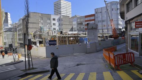 lucia.La retroexcavadora tir� ayer las paredes del antiguo edificio, de Manuel Gallego Jorreto, en Santa Luc�a