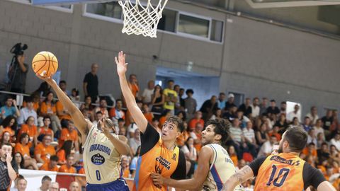 Childress fuerza una entrada a canasta ante el Leyma en Vilagarc&iacute;a