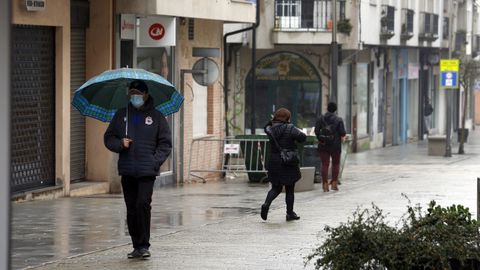 La presencia de gente se ha reducido considerablemente en la calle peatonal de Boiro desde que se cerraron los negocios de hosteler�a