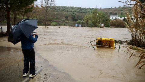 Imagen del desbordamiento del cauce de un r�o en la pedan�a de Teba (M�laga)