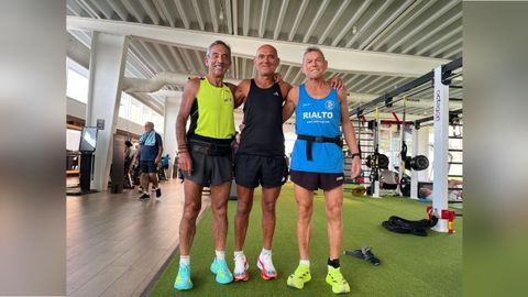 De izquierda a derecha, Ignacio Caama�o, de 73 a�os; Jos� Antonio Cambre, de 68, y Pedro Rilo, de 70, en La Solana, donde entrenan