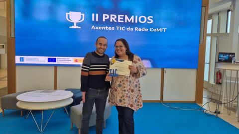 El concejal de Innovacin, lex Vidal, junto a Rebeca Crujeiras, agente del aula Cemit galardonada en los premios Agentes TIC