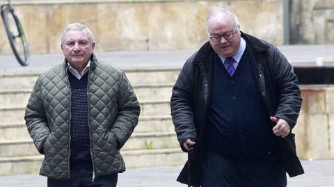 El ex agente de la Polic�a Local de Cangas del Narcea, Gonzalo Azc�rate (d), acompa�ado del presidente de la Federaci�n Asturiana de F�tbol, Maximino Mart�nez (i), a su llegada a la sede de la Audiencia Provincial de Oviedo