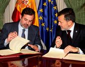 Federico Ramos y Agust�n Hern�ndez rubricaron el protocolo ayer.