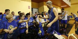 El jugador Guillermo Rej�n saluda a los aficionados al t�rmino del entrenamiento en el anexo del Paco Paz. 
