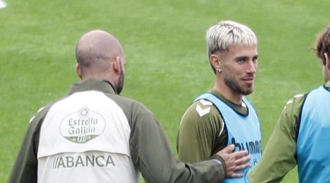 �scar Mingueza, con Claudio Gir�ldez, en un entrenamiento del Celta.